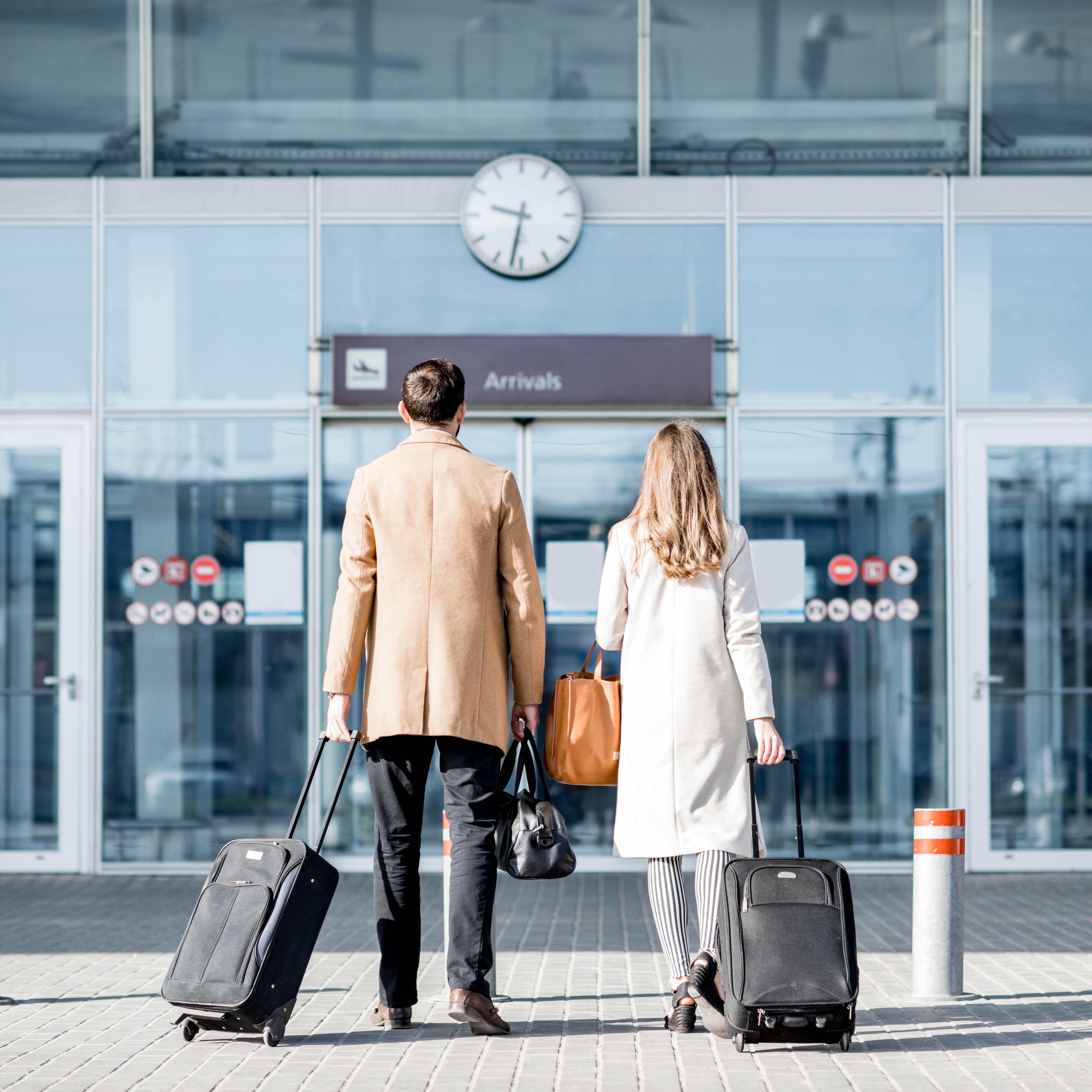 /images/destination/business-couple-walking-to-the-airport_1.jpg