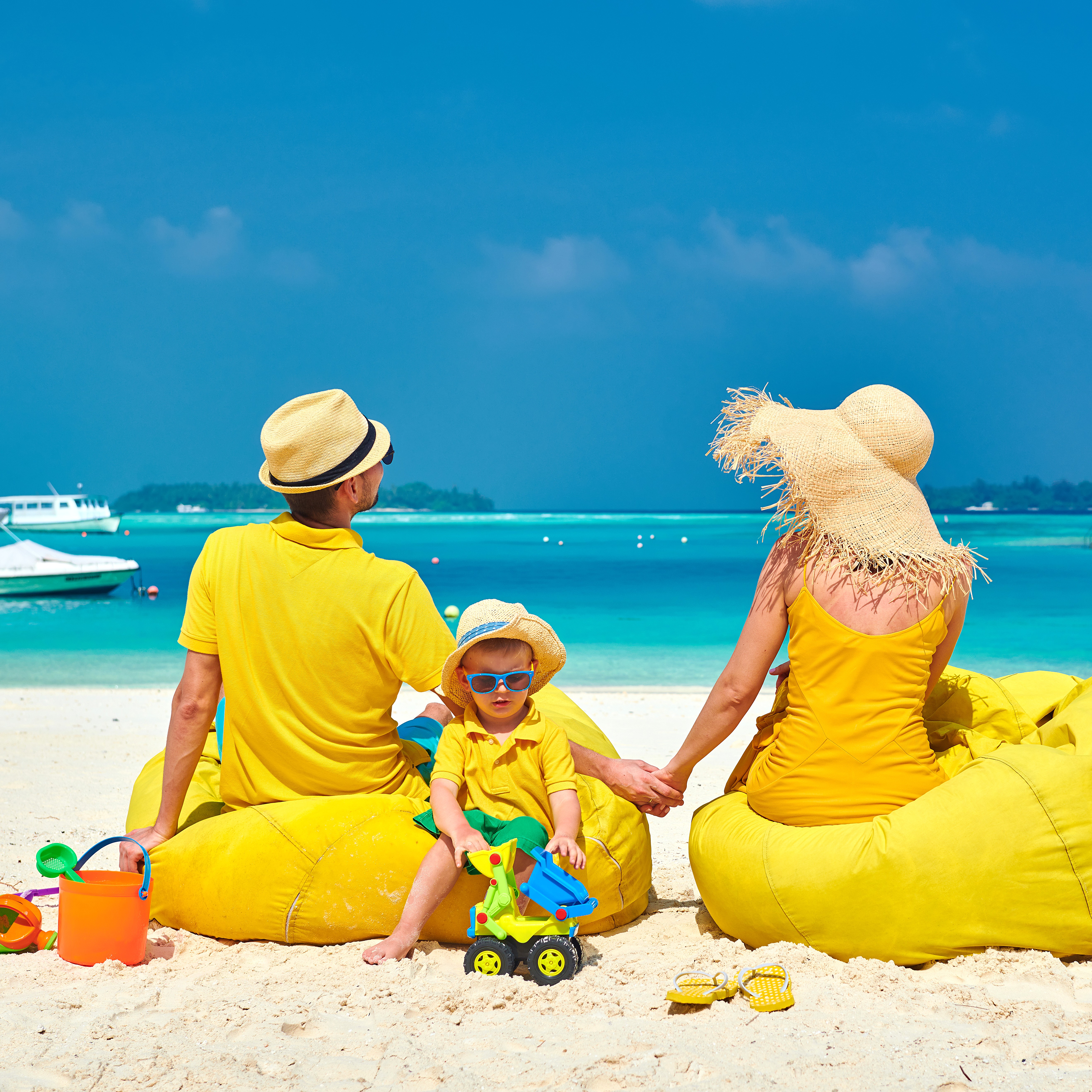 /images/destination/family-with-three-year-old-boy-on-beach-2026-03-09-22-10-10-utc.jpg