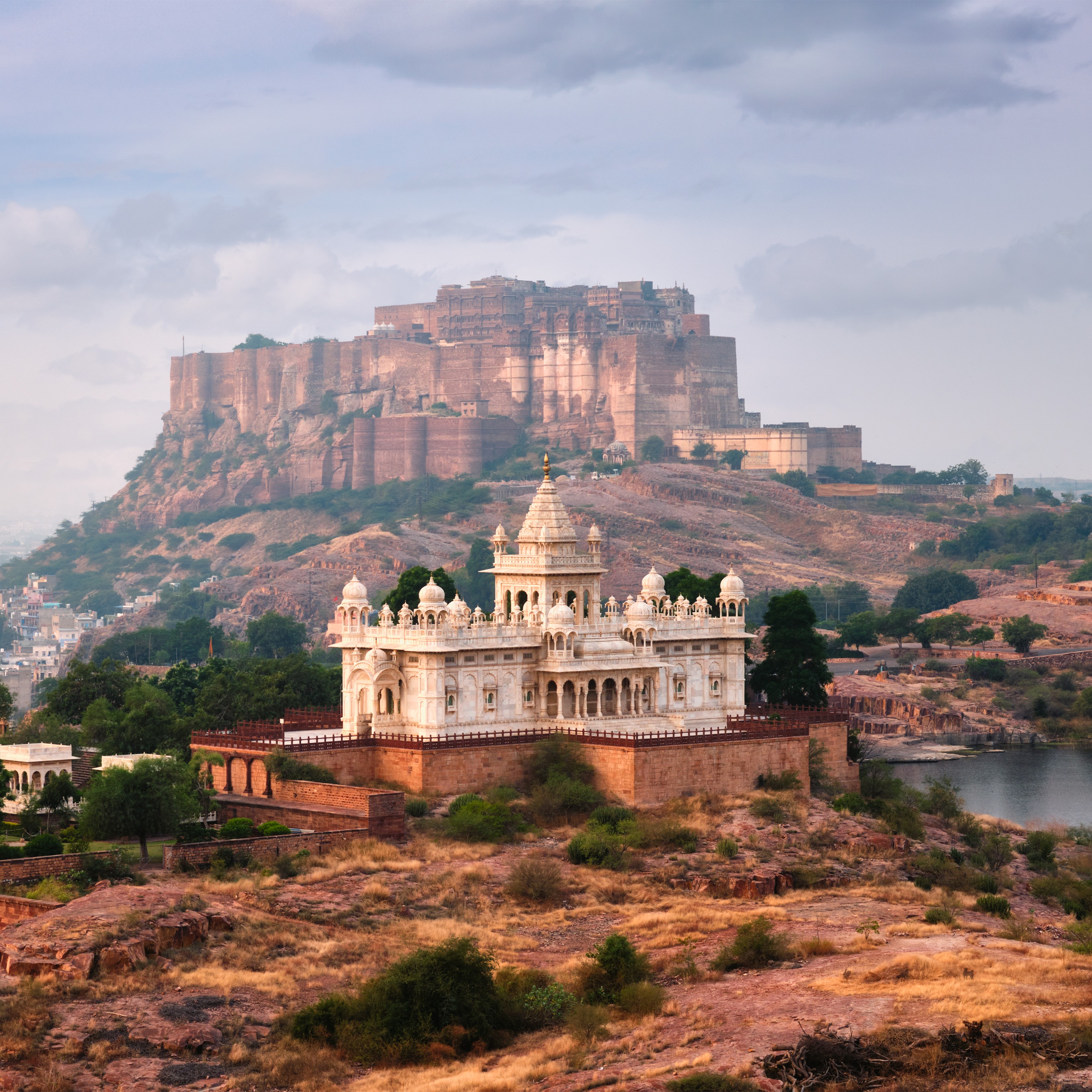 /images/destination/jaswanth-thada-mausoleum-jodhpur-rajasthan-india.jpg