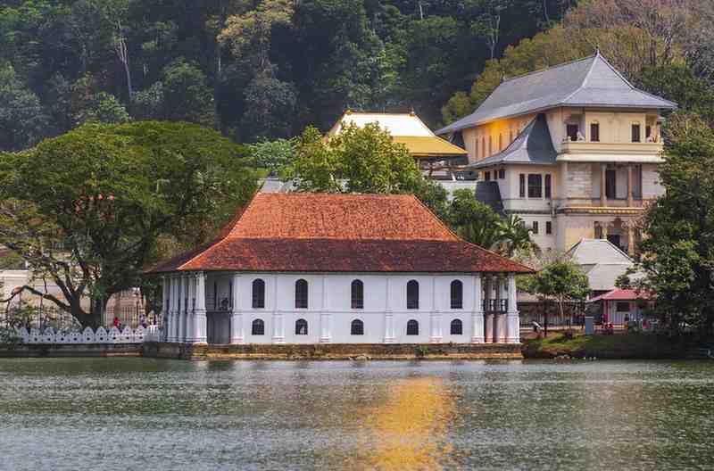 /images/destination/kandy-lake-and-famous-city-landmark-sri-dalada-mal-2026-01-08-07-45-37-utc-(1)_1.jpg
