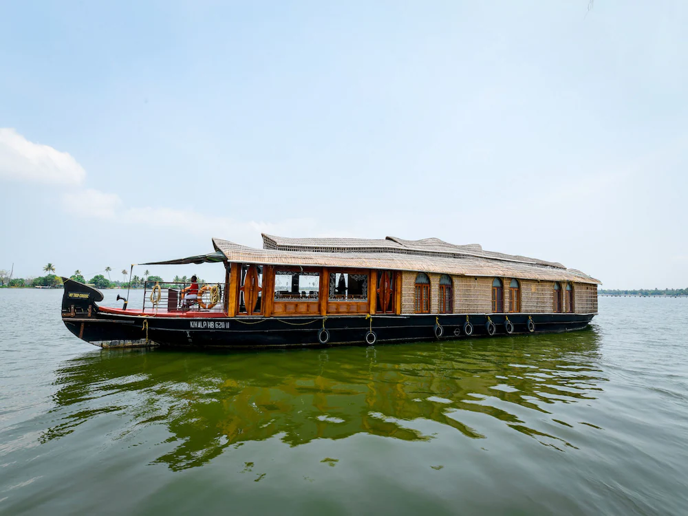 Deluxe houseboat