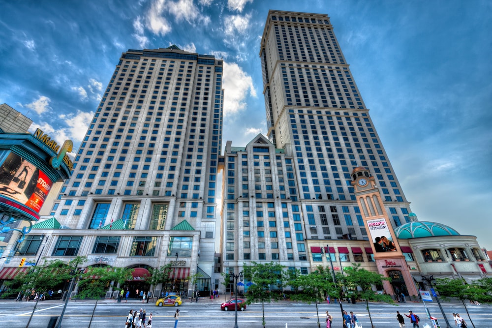 Hilton Niagara Falls/Fallsview Hotel & Suites
